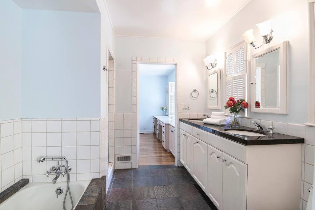 Spacious 6-bedroom Holmby Hills With Pool, Game Room, And Near Ucla Villa Los Angeles