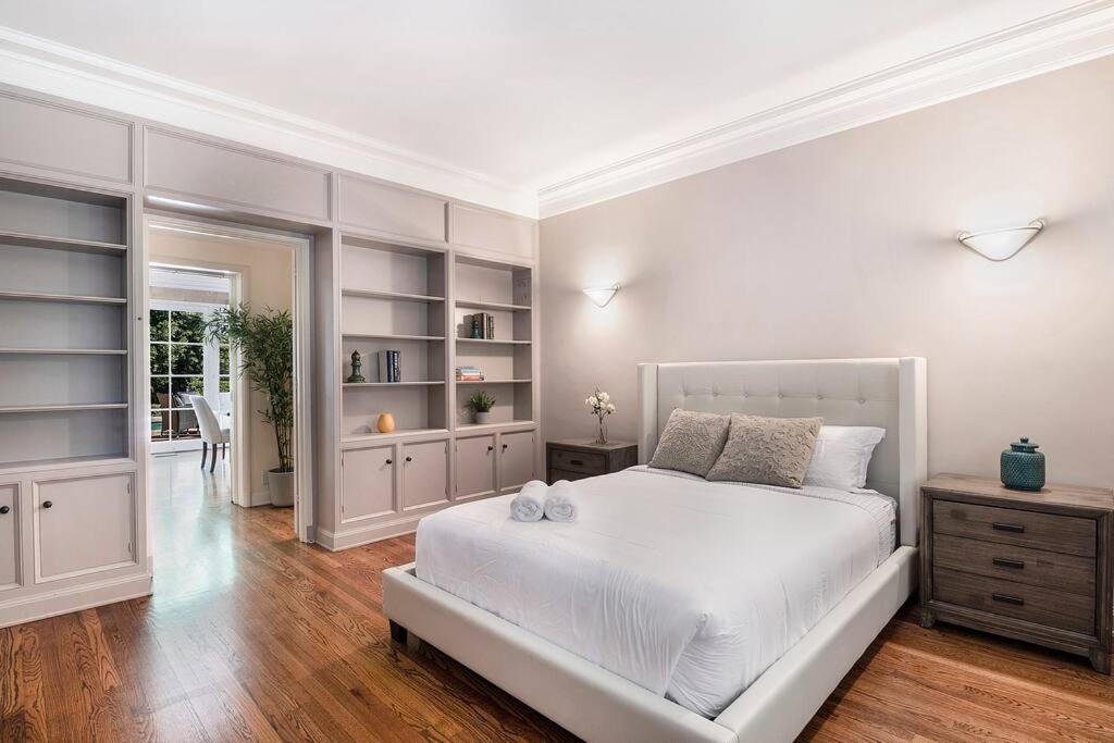 Spacious 6-bedroom Holmby Hills With Pool, Game Room, And Near Ucla Villa Los Angeles
