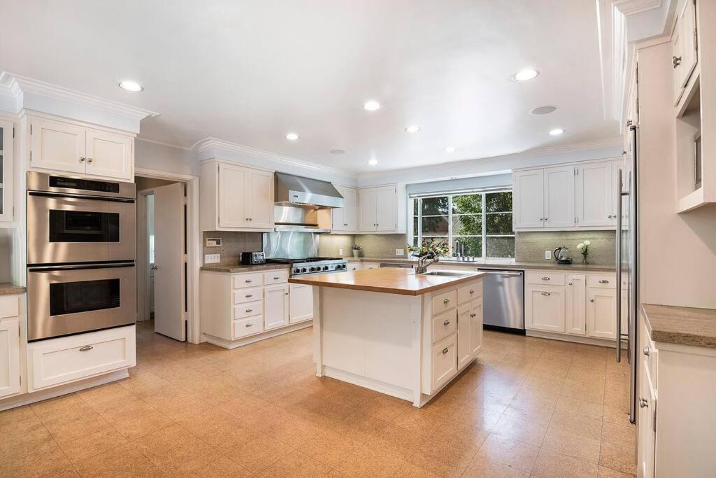 Villa Spacious 6-bedroom Holmby Hills With Pool, Game Room, And Near Ucla Los Angeles