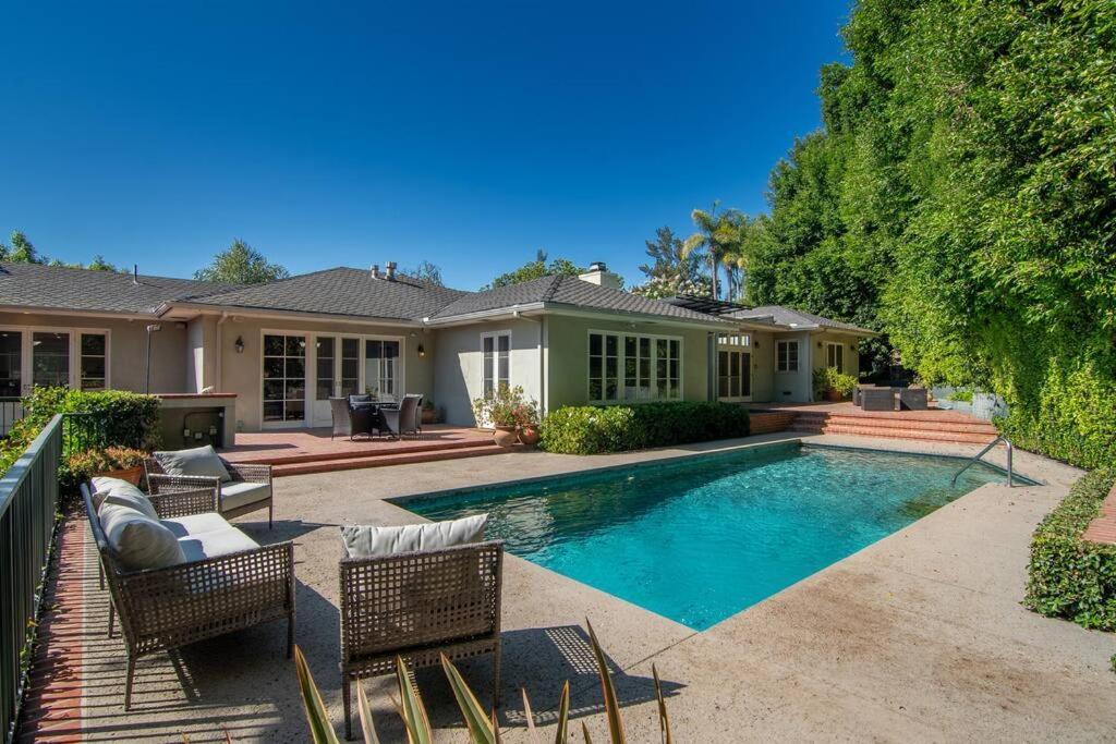 Spacious 6-bedroom Holmby Hills With Pool, Game Room, And Near Ucla Villa Los Angeles